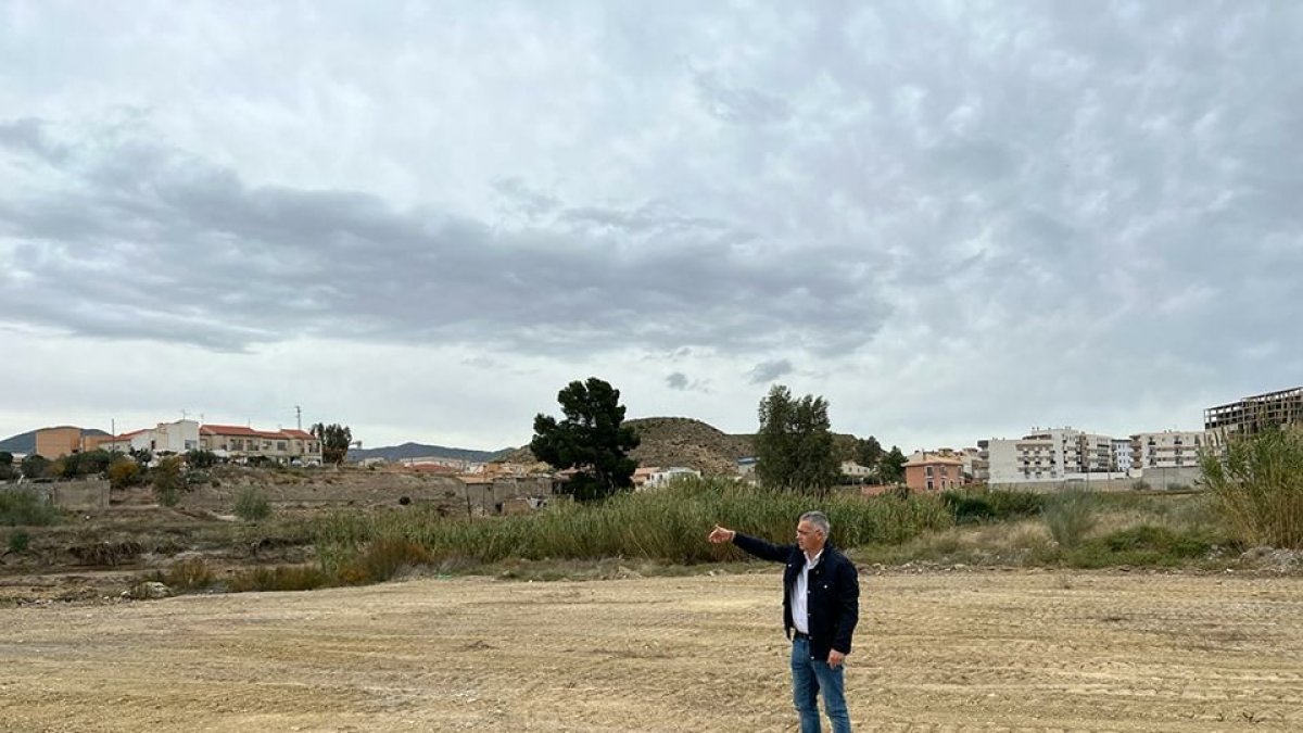 El alcalde olulense en la zona de actuación.