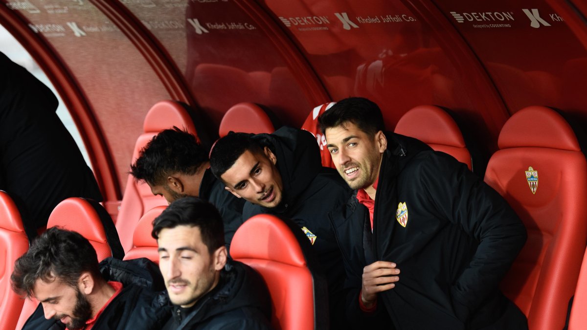 De la Hoz en el banquillo en el partido ante el Betis en el Estadio de los Juegos Mediterráneos.