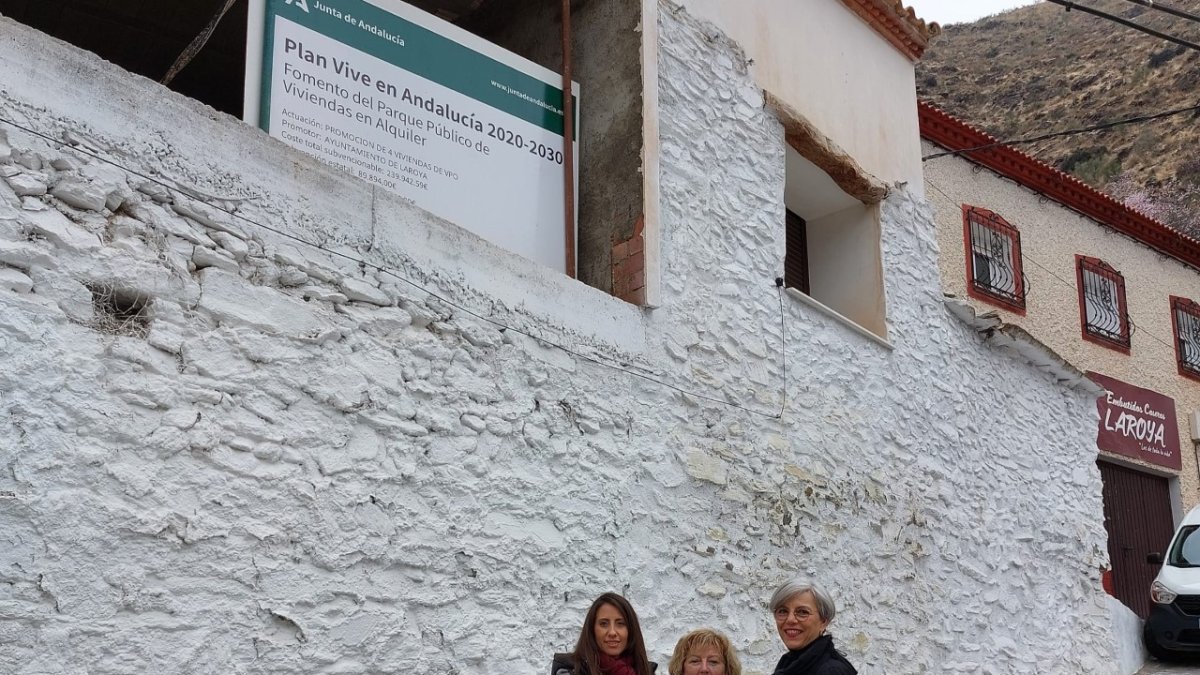 La delegada territorial de Fomento y Vivienda, Carmen Belén López , junto a la alcaldesa de Laroya, Dolores Moren