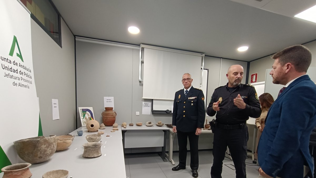 Entrega de las 150 piezas por la Policía Autonómica al delegado de Cultura