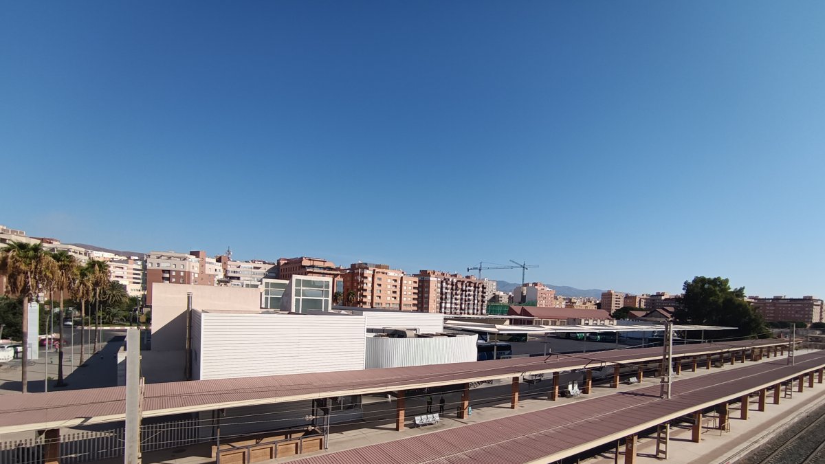 Vista general de la playa de vías y la estación intermodal