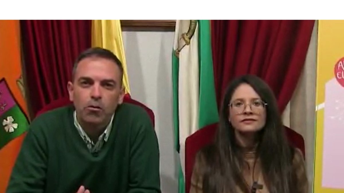 El alcalde, Pedro Ridao y la concejal de Economía, Maria Jesús Aznar presentan el II Plan de Activación Económica Social.