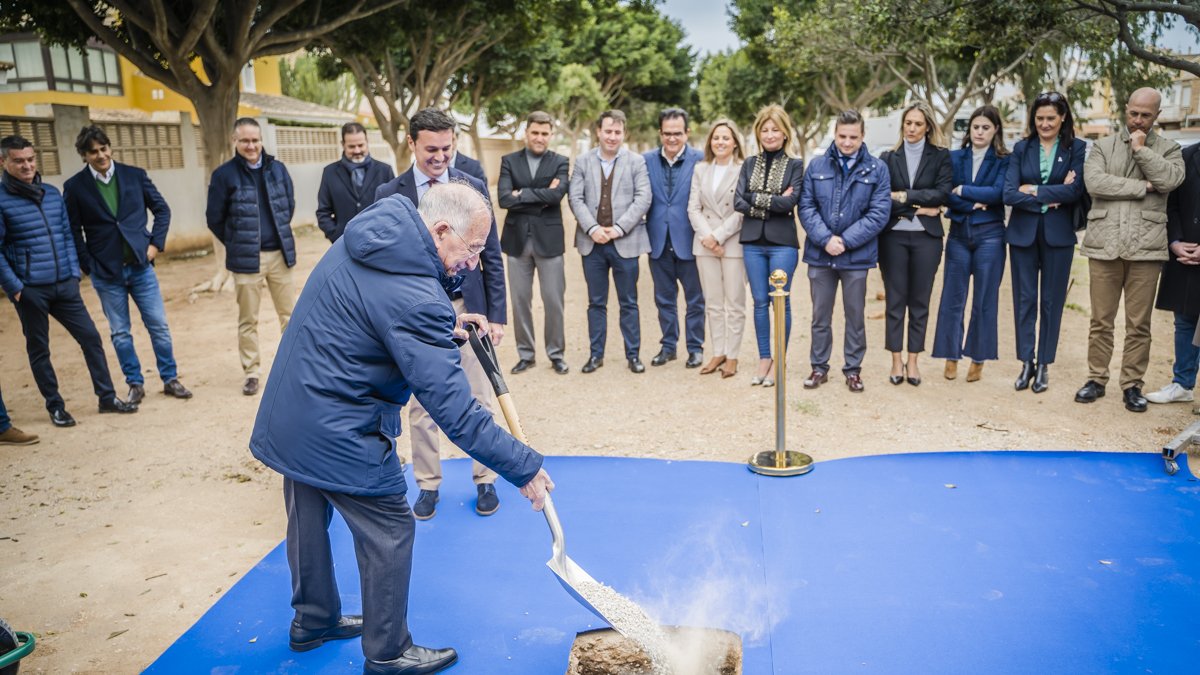 Gabriel Amat, Javier Aureliano García y otras autoridades durante el acto de colocación de la primera piedra en la Avenida de Los Cerrillos de Roq