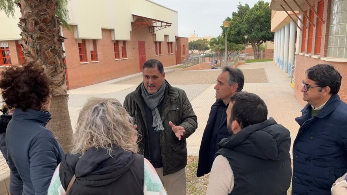 El delegado de Educación y el concejal en una de sus visitas.