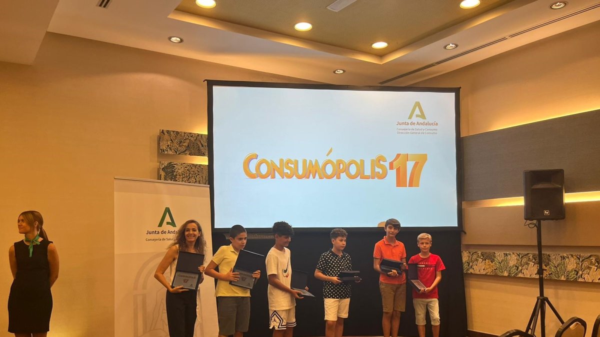 Los cinco ganadores del premio con su profesora y coordinadora.