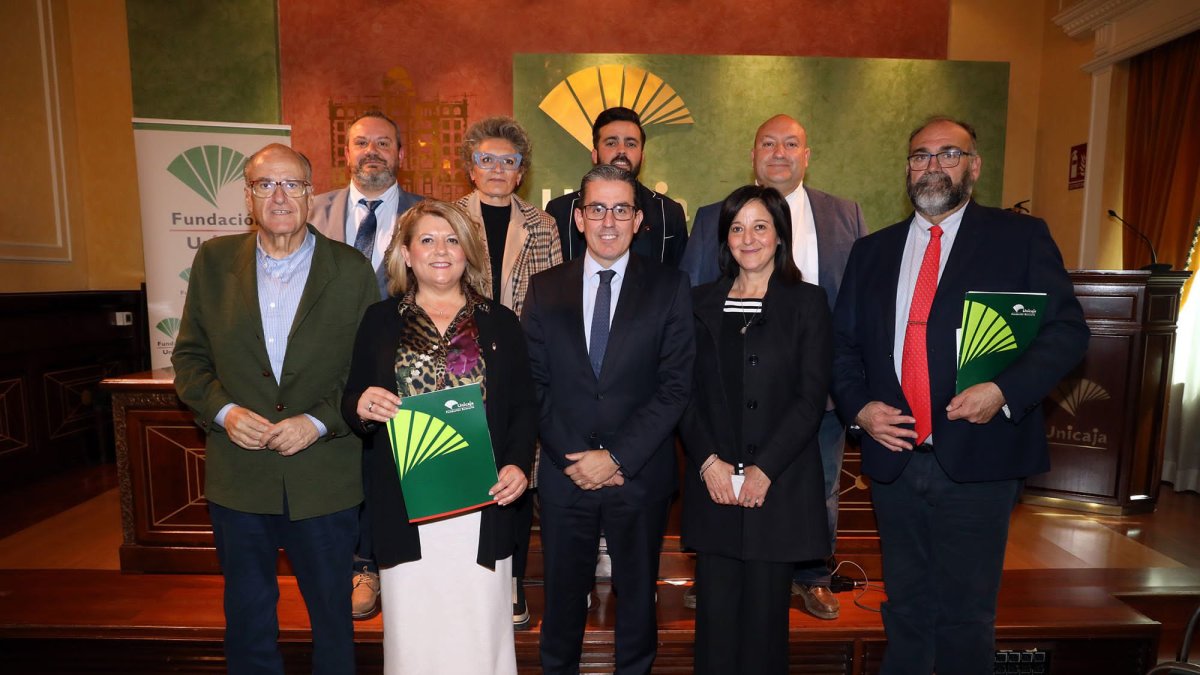 Foto de familia en la sede central de Unicaja tras la firma ante notario de Lourdes Ramos y la entrega de llaves.