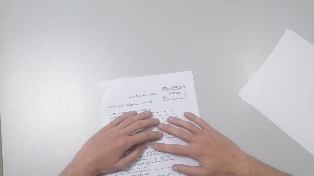 El joven trans con la denuncia que ha presentado ante el Juzgado de Guardia de Almería.