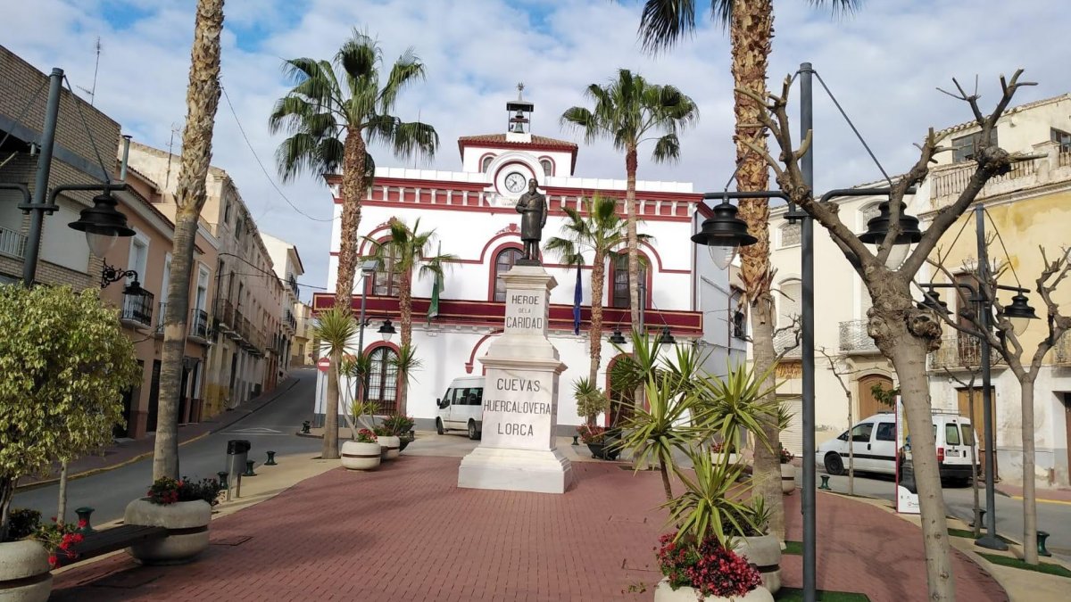 Imagen de archivo del Ayuntamiento cuevano, al fondo.