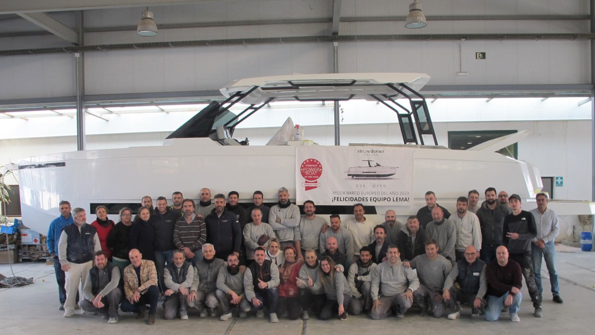 Operarios de Lema en la fábrica situada en Pechina junto a la premiada embarcación.