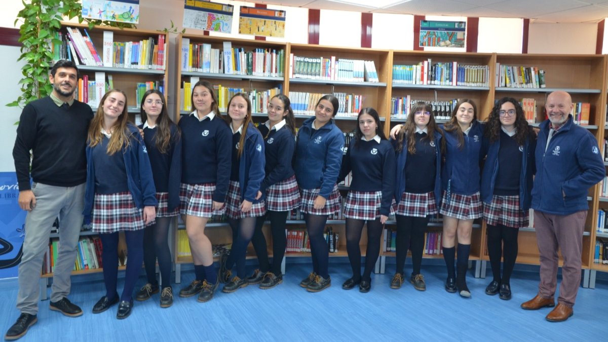 Varios profesores y estudiantes de SEK Alborán.