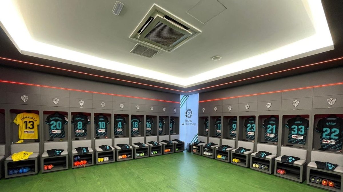 El vestuario del Almería en el Martínez Valero de Elche.