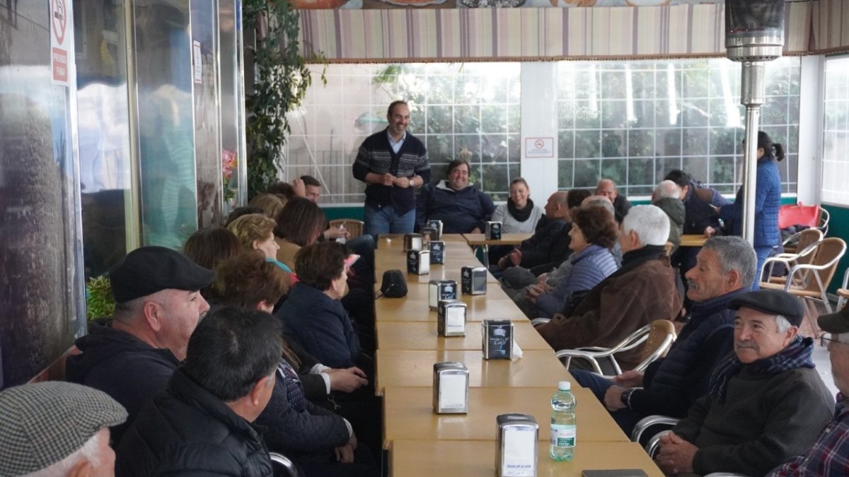 El alcalde de Carboneras y y el parlamentario andaluz José Luis Sánchez Teruel se reúnen con los mayores.