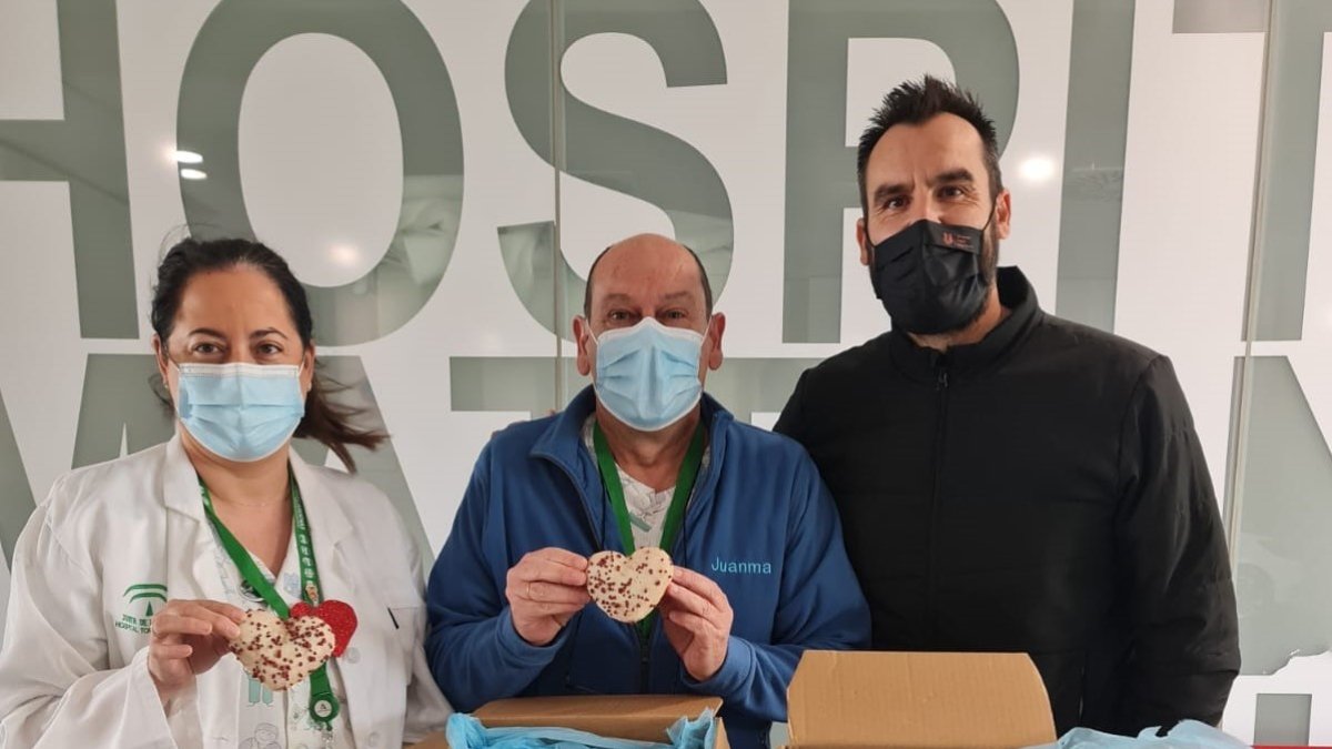 Donación de donuts en el Hospital Torrecárdenas.