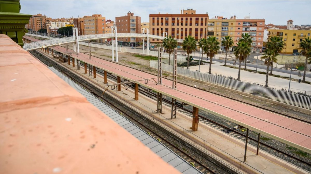 Vista aérea de las vías del ferrocarril desde la antigua estación de tren