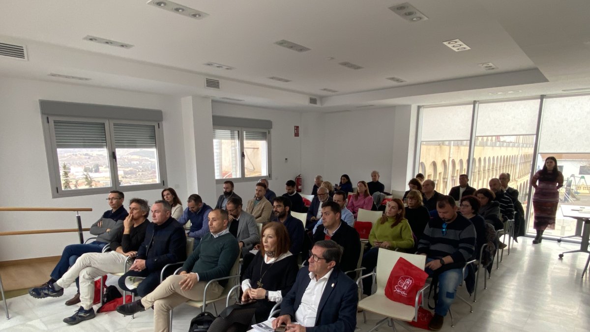El alcalde de Serón junto a asistentes al evento.