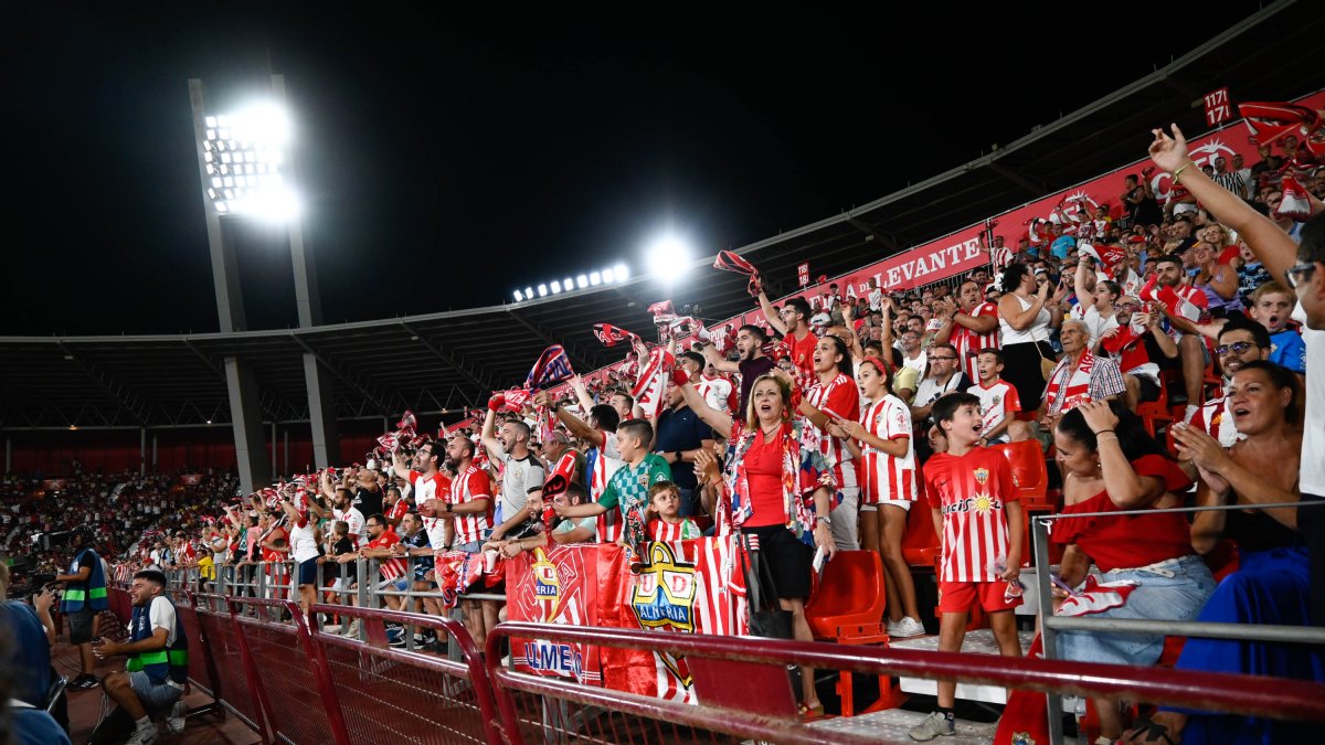 Tienes que decir que quieres entradas para el Almería-Barça en los audios.