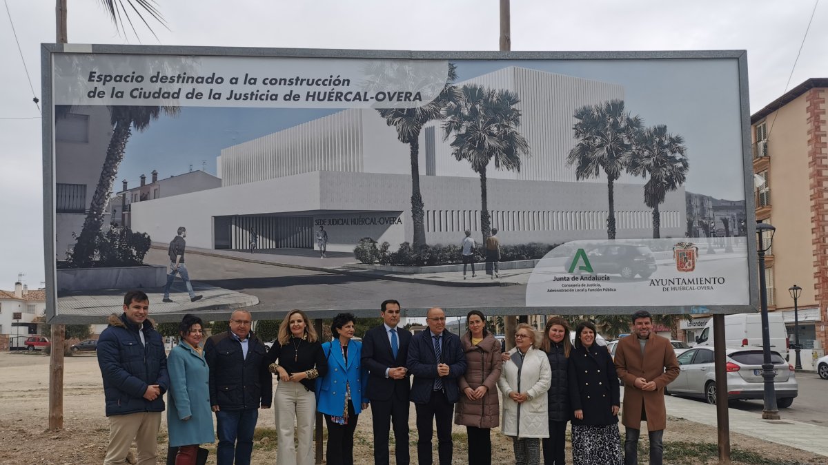 Autoridades municipales y de la Junta de Andalucía junto al terreno para elproyecto.