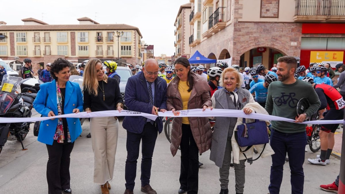 Corte de cinta de las autoridades en la primera etapa de la VII Vuelta Ciclista a Almería.