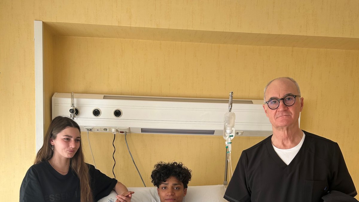 Ripoll con el jugador del Almería B.