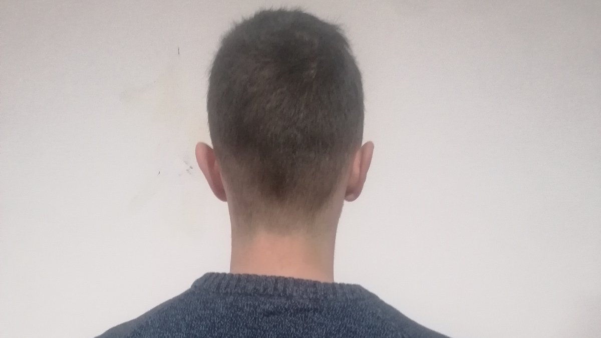 El chico trans que ha presentado la denuncia, de espaldas.