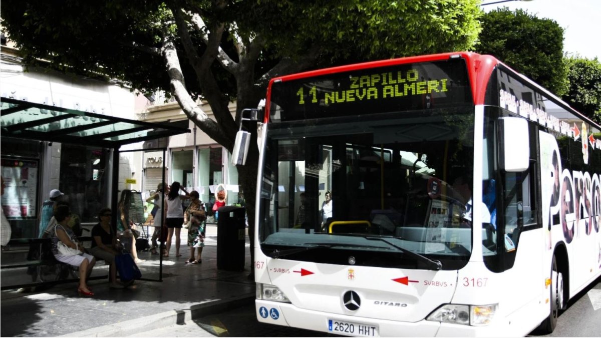 Autobús pasando por el Paseo de Almería