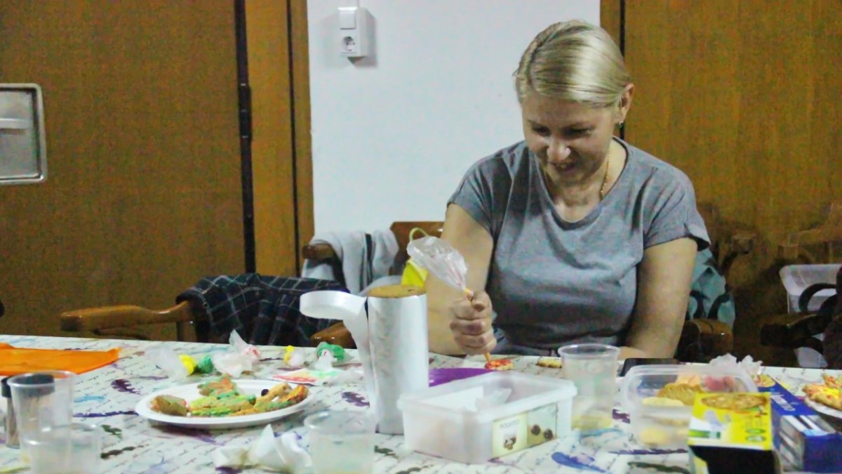 Grazvyde Balniene, preparando una tarta. Foto: Daría Zelenska.