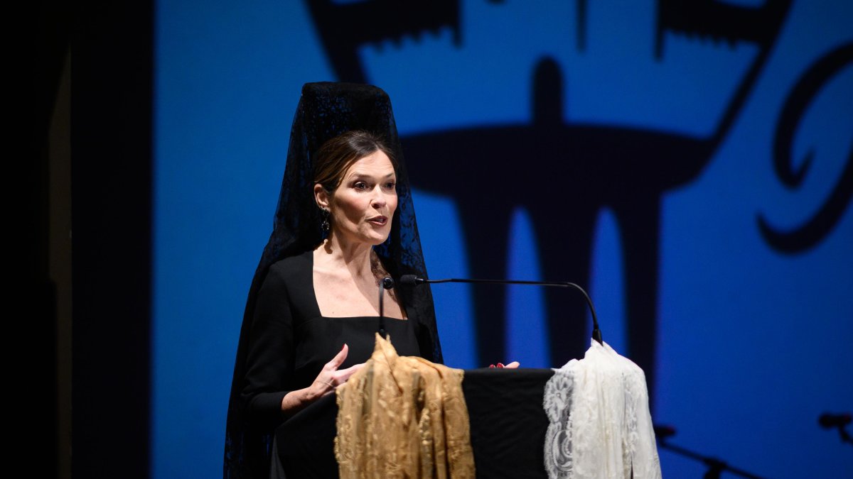 Ana Martínez Labella, con mantilla.