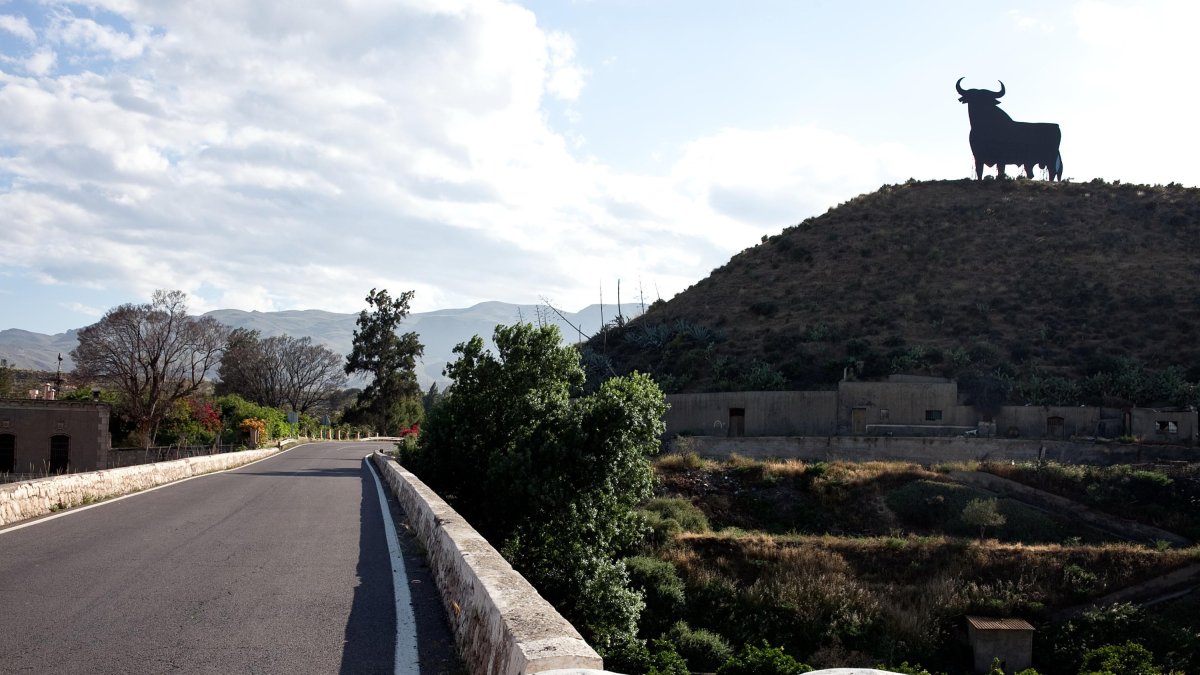 El toro de Osborne encima del Puente de Rioja, cuando aún era el lugar de paso obligado desde el Levante a la capital.