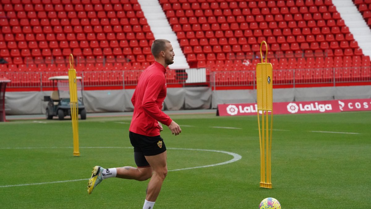 Rodrigo Ely espera la reacción del Almería para salvar la categoría.