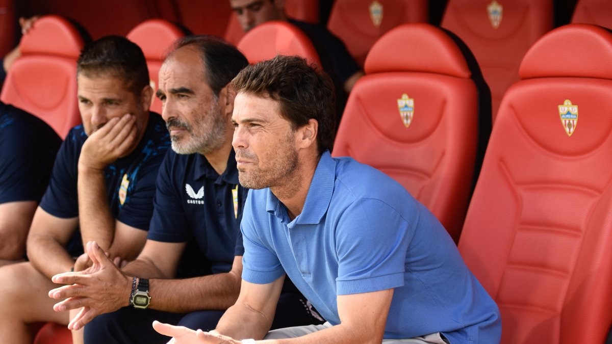 Rubi en el banquillo en el Almería-Rayo.