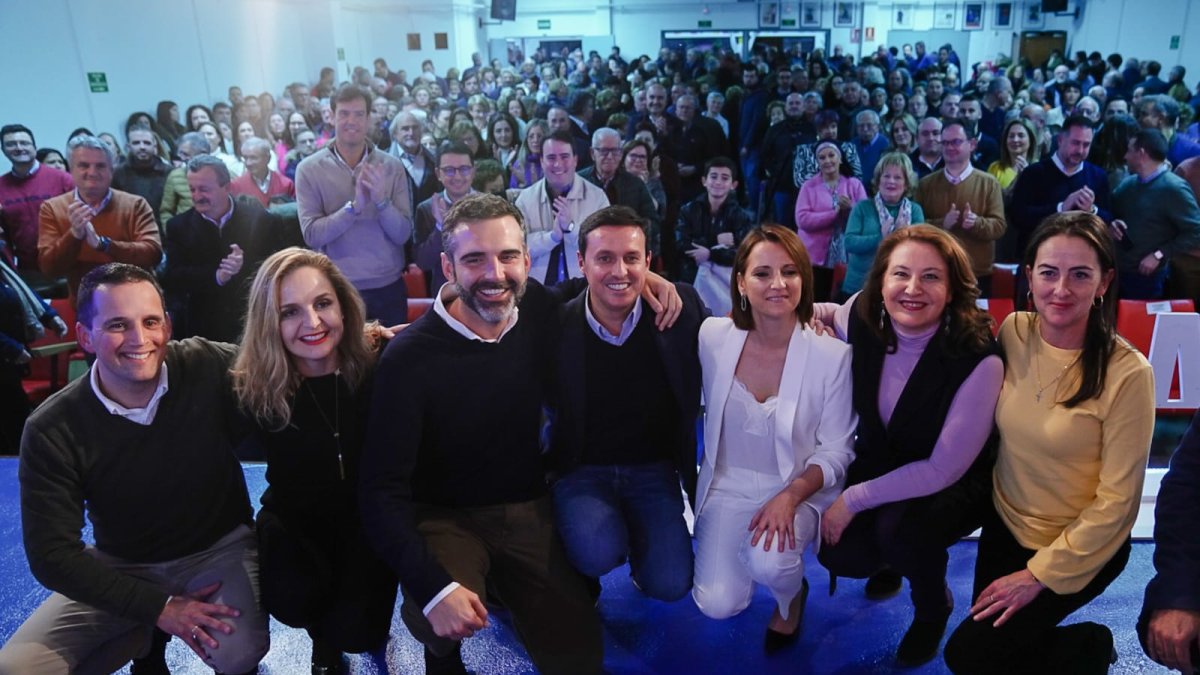 La canddiata (segunda por la derecha) junto a responsables del PP provincial.
