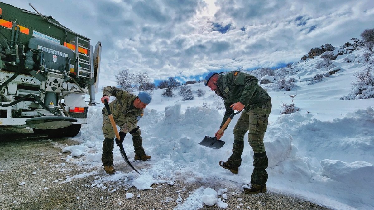 Legionarios limpian rutas operativas