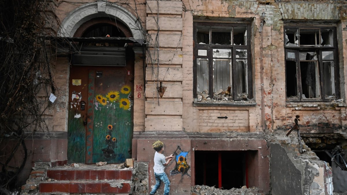 Grafitti en un edificio de Kiev destruido por los ataques rusos.