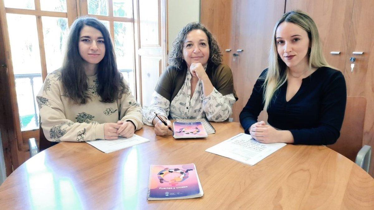 Sara y Ainhoa, alumnas del ciclo, con la concejal Puri Matas en su formación en el Ayuntamiento de Huércal.