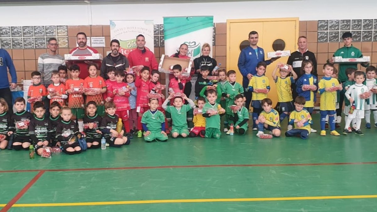 Los bebés posando felices tras la concentración.