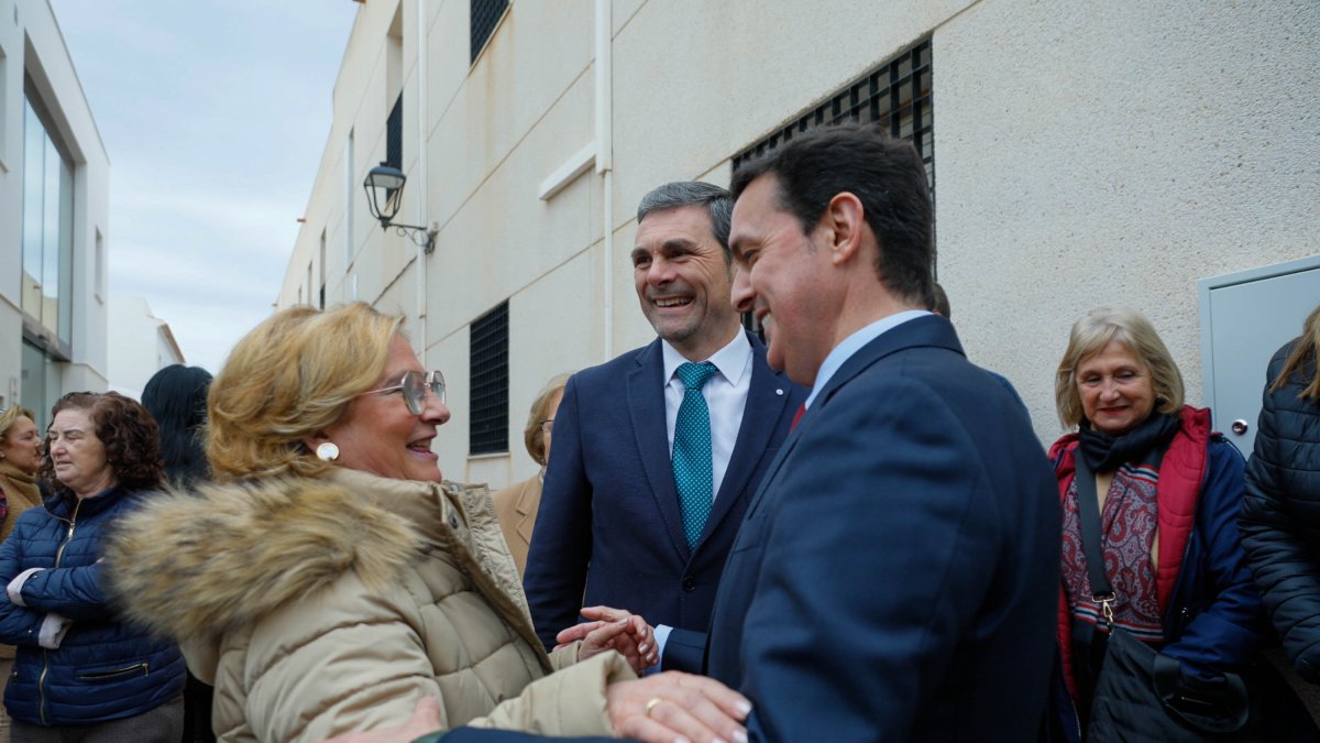 Imagen de archivo del presidente de diputación visitando Los Gallardos junto al alcalde.
