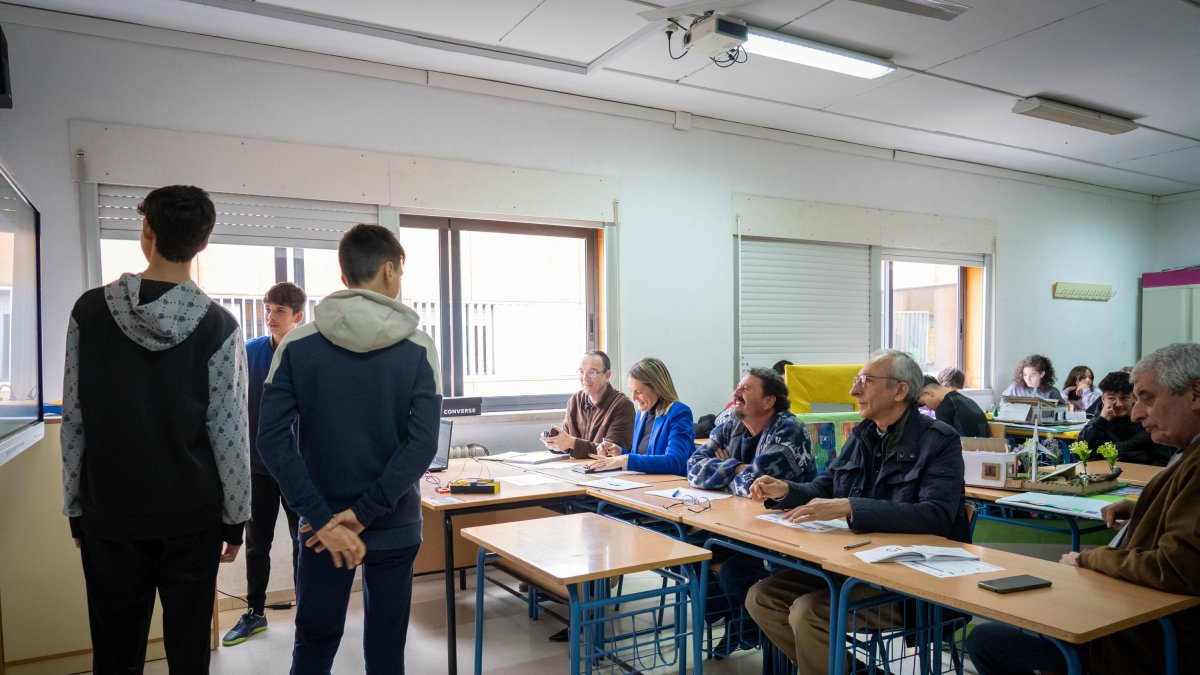 Los alumnos del IES El Parador mostrando sus proyectos de sostenibilidad ante el jurado.