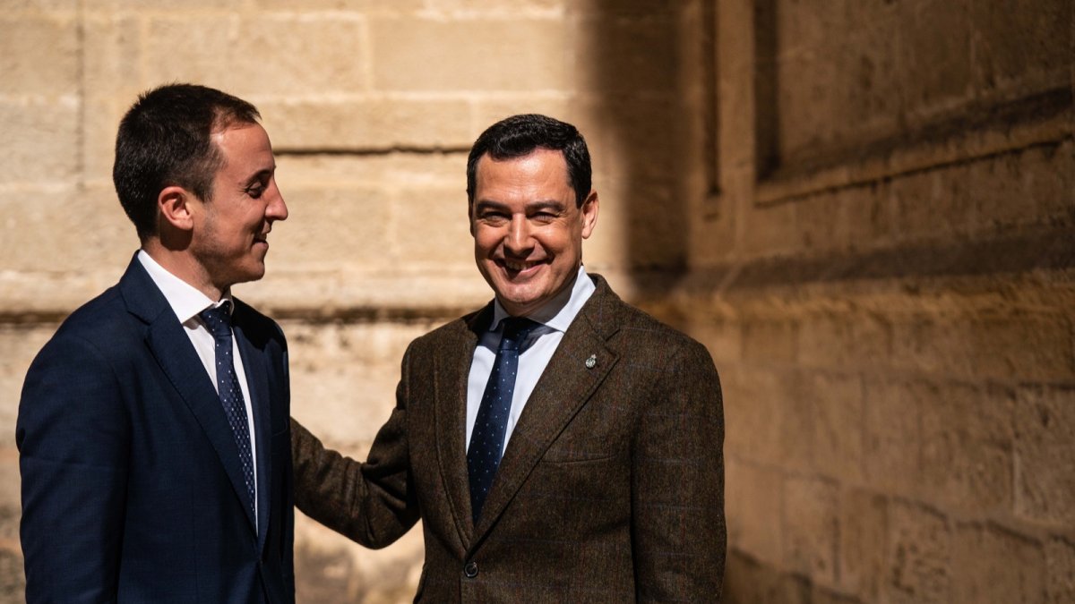 Alfonso García, alcalde de Vera, junto al presidente de la Junta, Juanma Moreno.
