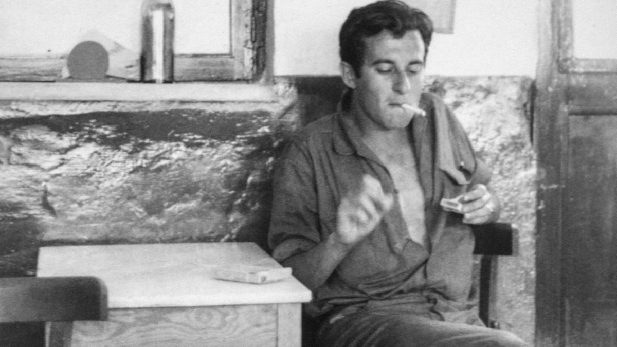 Juan Goytisolo fotografiado por Vicente Aranda en la Almería de los 60.