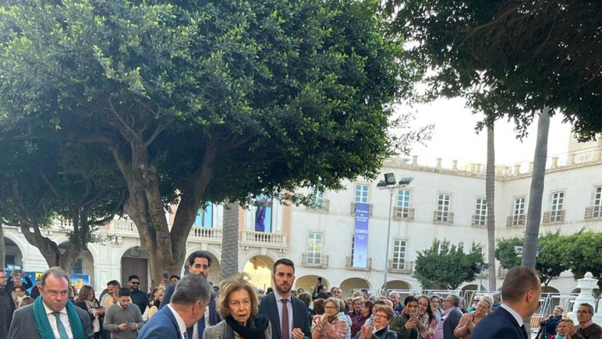 La Reina Sofía, este jueves en la Plaza Vieja de Almería.