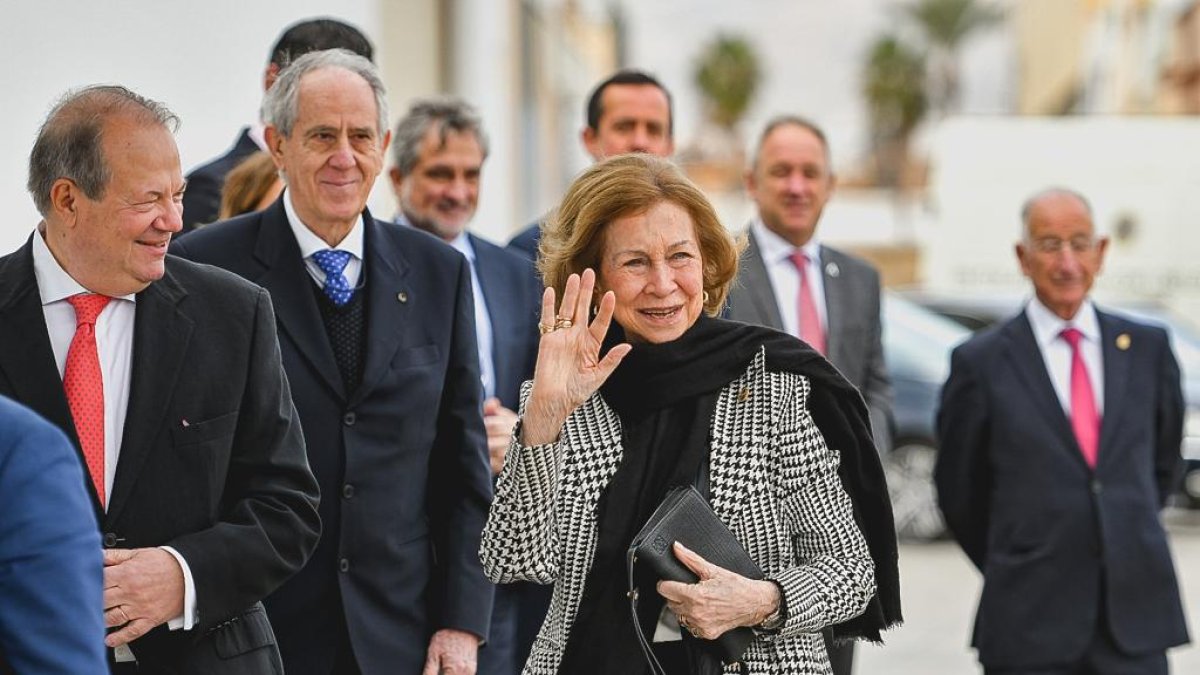 La reina Sofía a su llegada al Banco de Alimento de Almería, en Roquetas de Mar.