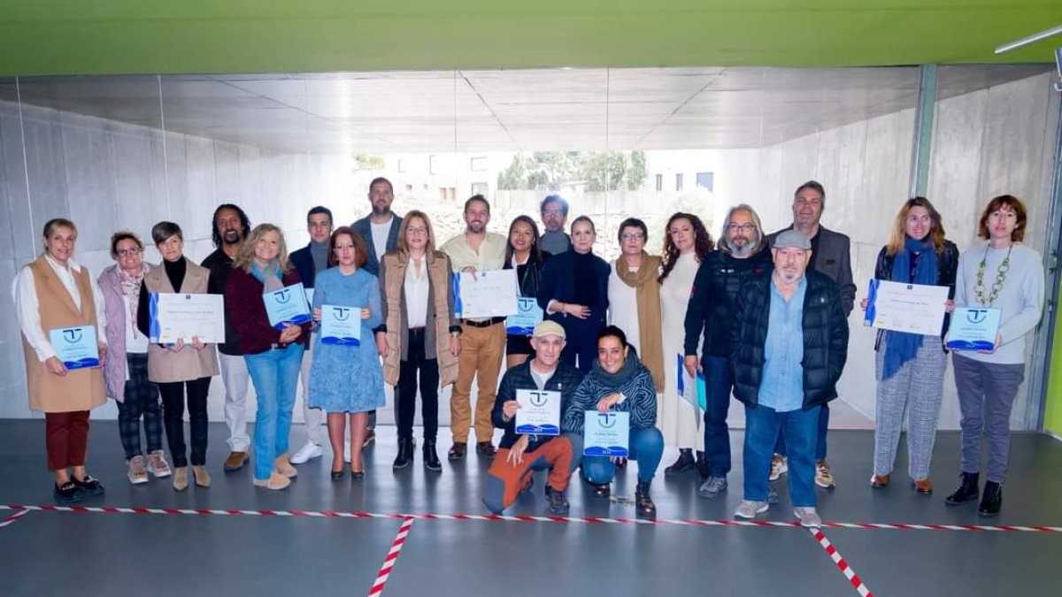 Esperanza Pérez Felices junto a los representantes de establecimientos y empresas.