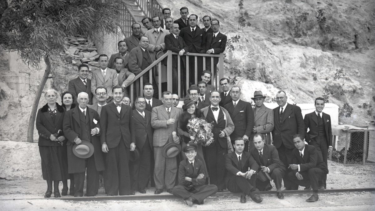 Andrés López, con pajarita, junto a su esposa Mercedes, con flores. Al lado el alcalde José Alemán y médicos y matronas en un homenaje en 1934.