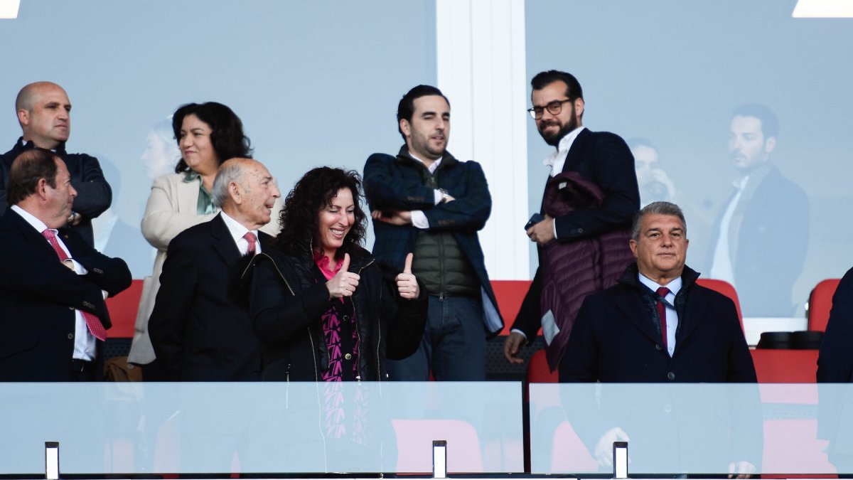 La alcaldesa de Almería celebra junto a Joan Laporta.