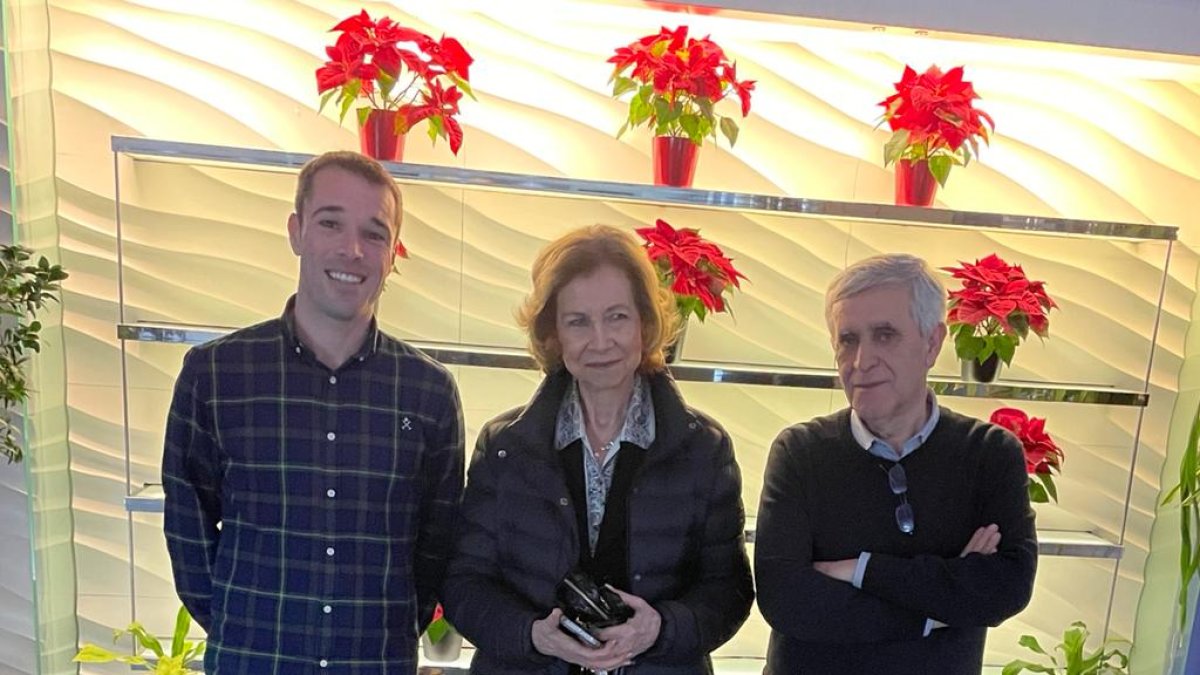 La reina Sofía, junto a los responsables del Catamarán.