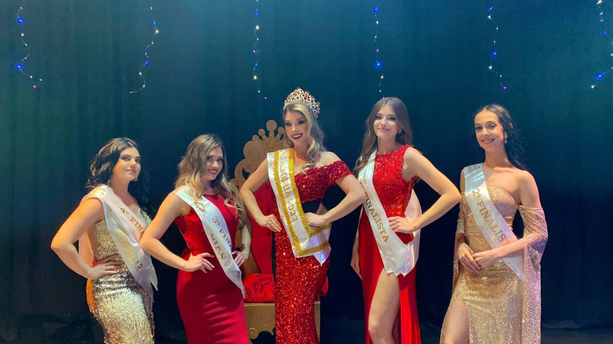 Las cinco finalistas del certamen de belleza con Denisse Andor, reina del certamen en el centro.