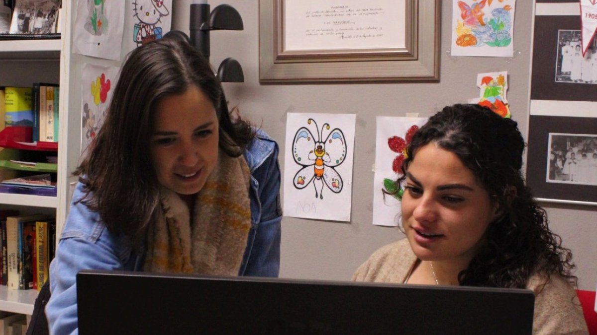 Marta Cañete y Alicia Nieto, las dos nuevas trabajadoras que se han instalado en Almócita.