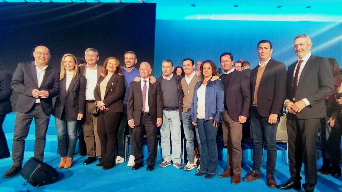 Foto de los primeros candidatos con Juanma Moreno.