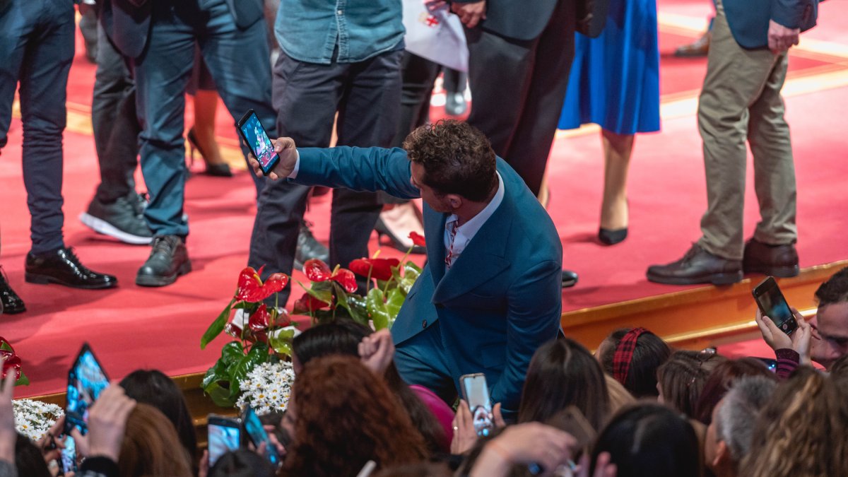 Al terminar el acto, el cantante se acercó a compartir con sus fans su día y disparó un selfi.