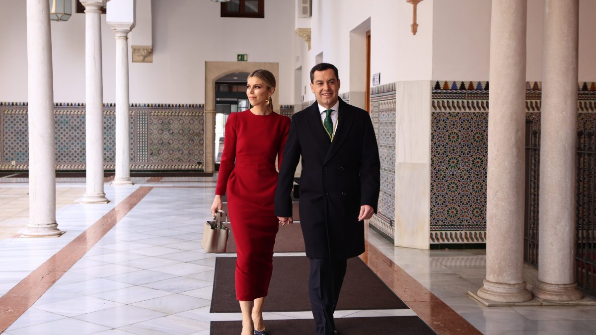 Manuela Villena junto a su marido, Juanma Moreno, presidente de la Junta, a su llegada al pleno institucional del Parlamento andaluz por el 28F.